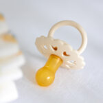 Smoczek u niemowląt – między korzyścią a zagrożeniem dla rozwoju maluszka