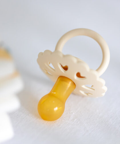 Smoczek u niemowląt – między korzyścią a zagrożeniem dla rozwoju maluszka