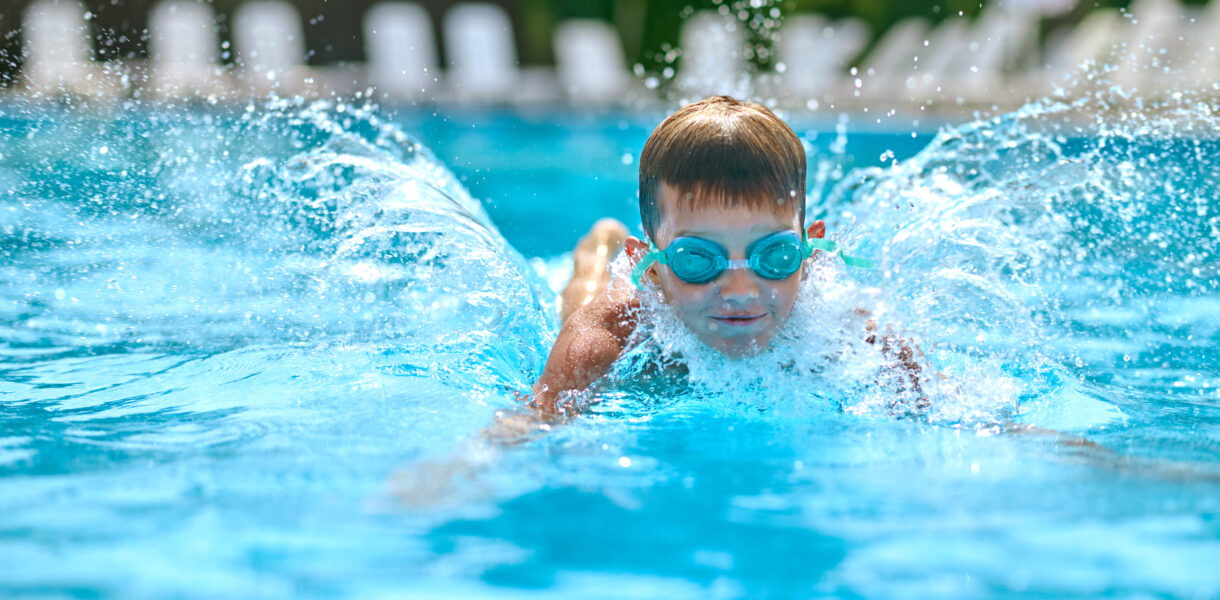 Nauka pływania dla dzieci od najmłodszych lat - kompletny poradnik dla rodziców