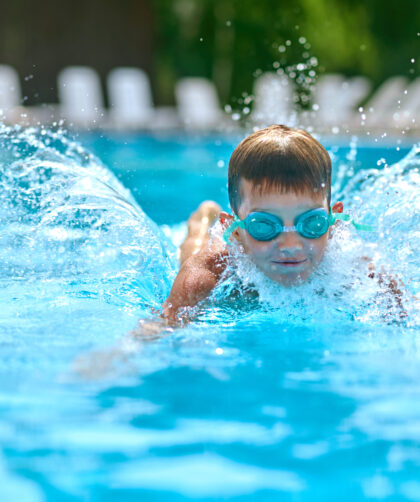 Nauka pływania dla dzieci od najmłodszych lat - kompletny poradnik dla rodziców
