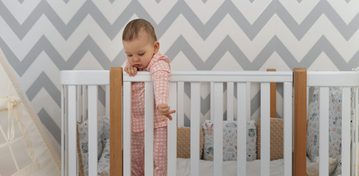 Gdzie najlepiej umieścić łóżeczko niemowlęce w małej sypialni?