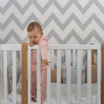 Gdzie najlepiej umieścić łóżeczko niemowlęce w małej sypialni?