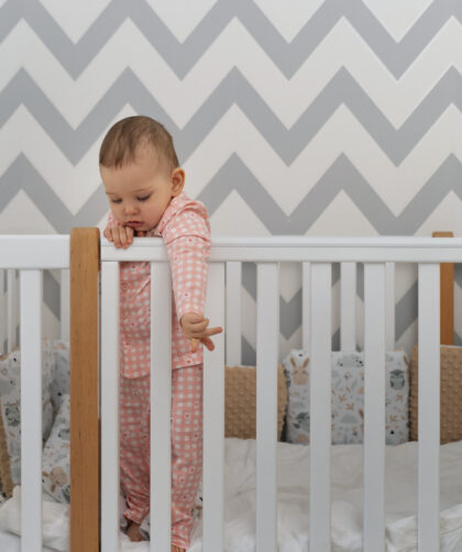 Gdzie najlepiej umieścić łóżeczko niemowlęce w małej sypialni?