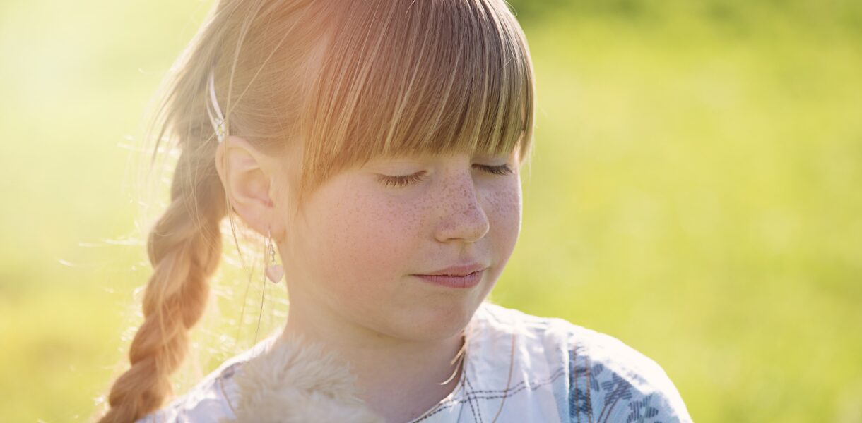 Fryzury na komunię dla dziewczynki – jak podkreślić ten wyjątkowy dzień?