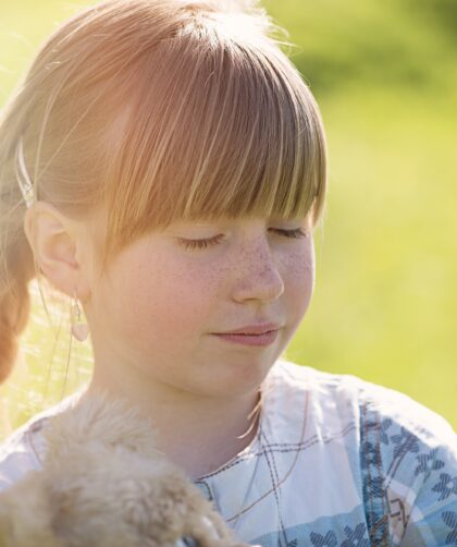 Fryzury na komunię dla dziewczynki – jak podkreślić ten wyjątkowy dzień?