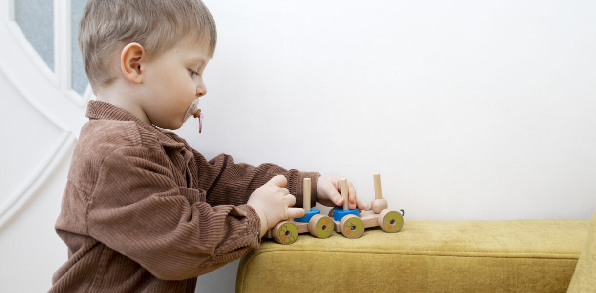 Zabawki dla dwulatka chłopca – kompletny przewodnik wyboru