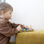 Zabawki dla dwulatka chłopca – kompletny przewodnik wyboru