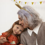 Prezent na Dzień Babci – przewodnik po wyjątkowych podarunkach, które wzruszą do łez