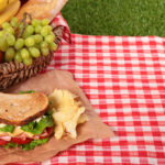 Co zabrać na piknik z rodziną? Lista rzeczy, które umilą wspólny czas na świeżym powietrzu