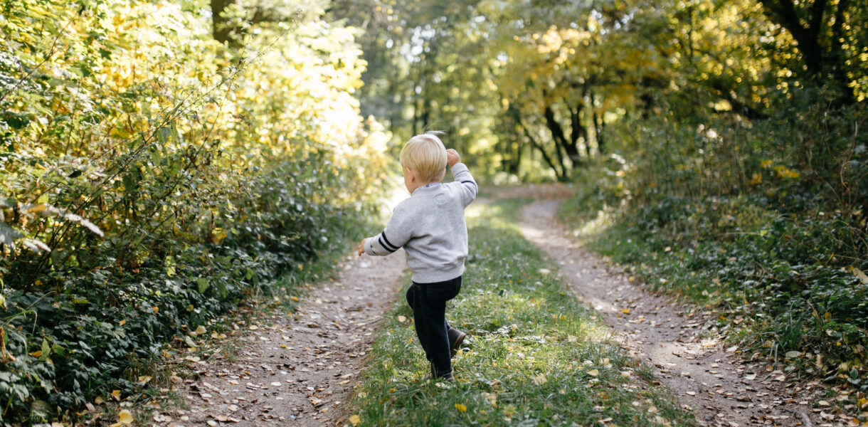 Jak ubrać dziecko na spacer? Praktyczny poradnik dla każdej pogody