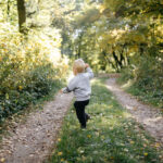 Jak ubrać dziecko na spacer? Praktyczny poradnik dla każdej pogody