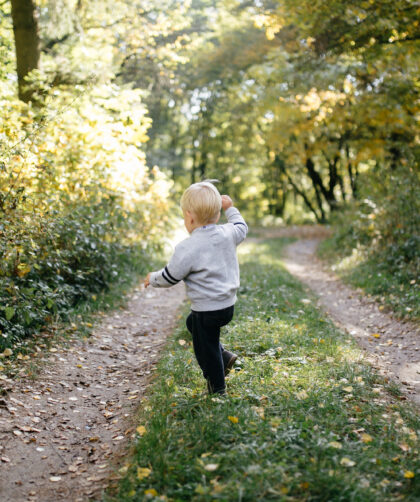 Jak ubrać dziecko na spacer? Praktyczny poradnik dla każdej pogody
