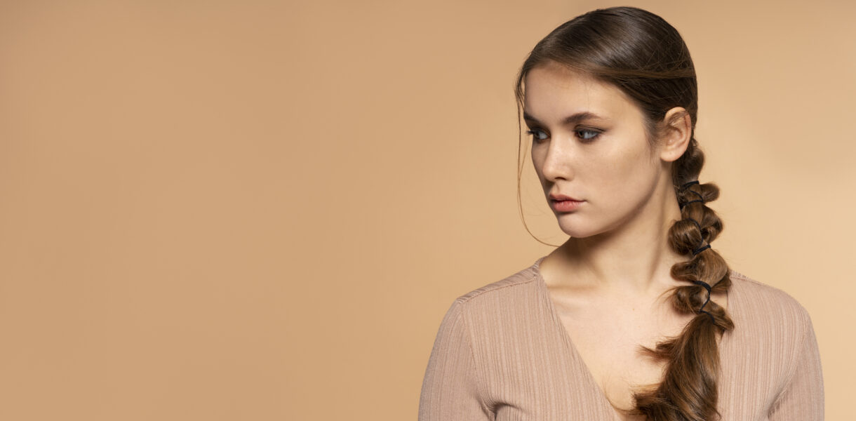 Jak zrobić warkoczyk na boku? Prosty poradnik krok po kroku