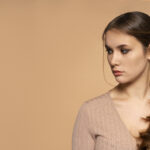 Jak zrobić warkoczyk na boku? Prosty poradnik krok po kroku