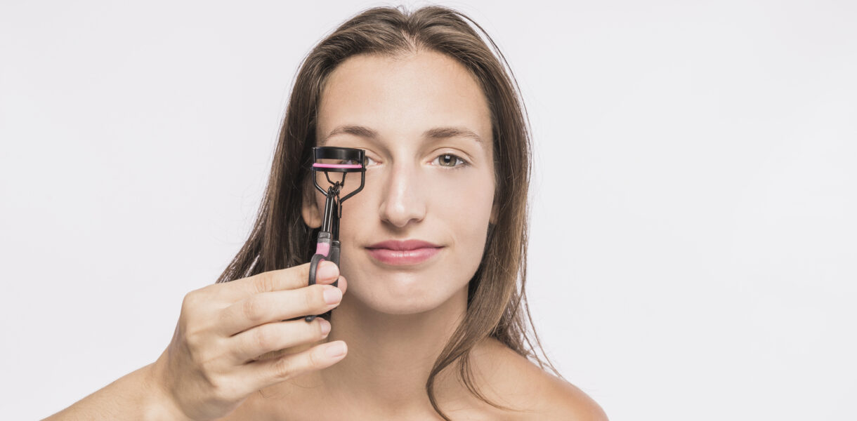 Jak używać zalotki do rzęs? Krok po kroku do efektu podkręconych rzęs