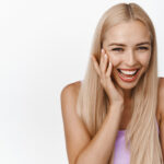 Jak rozjaśnić włosy? Domowe i profesjonalne sposoby 2025