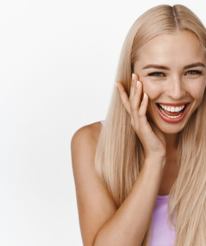 Jak rozjaśnić włosy? Domowe i profesjonalne sposoby 2025