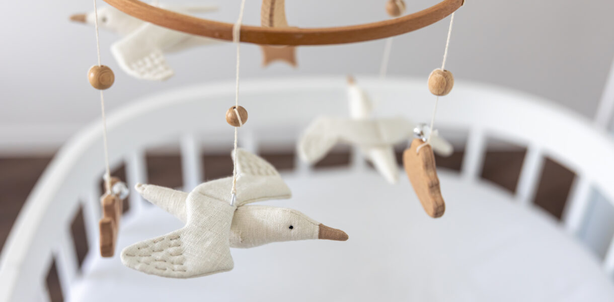 Karuzela do łóżeczka – czy warto ją kupić niemowlęciu?