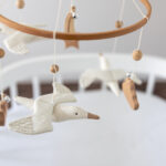 Karuzela do łóżeczka – czy warto ją kupić niemowlęciu?