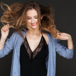 Jak zrobić fale na włosach? 10 sprawdzonych sposobów na piękne pofalowane włosy [2025]