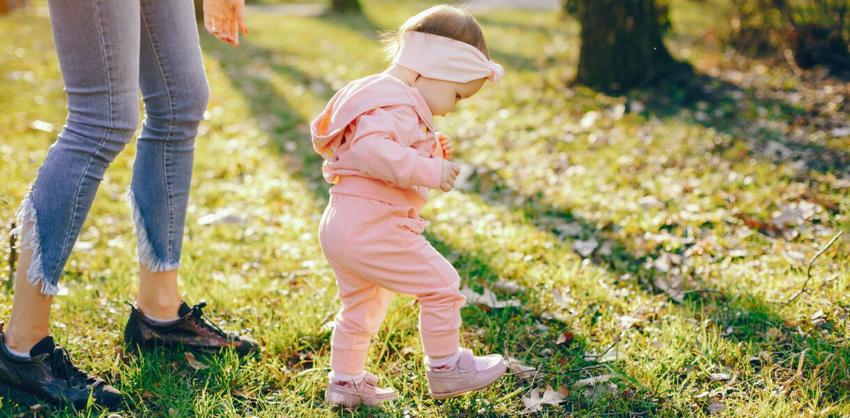 Ubranka dla niemowlaka na lato – co kupić i jak ubierać dziecko?