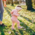 Ubranka dla niemowlaka na lato – co kupić i jak ubierać dziecko?