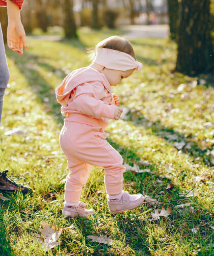 Ubranka dla niemowlaka na lato – co kupić i jak ubierać dziecko?