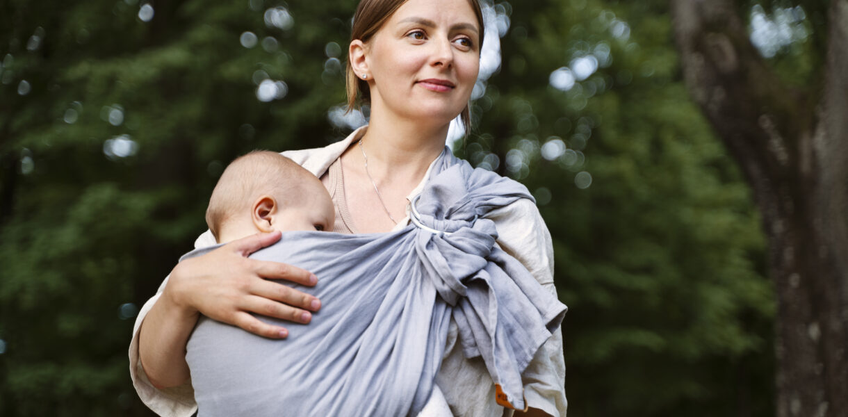 Jak nosić niemowlę? Bezpieczne pozycje i zasady noszenia noworodka