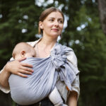 Jak nosić niemowlę? Bezpieczne pozycje i zasady noszenia noworodka
