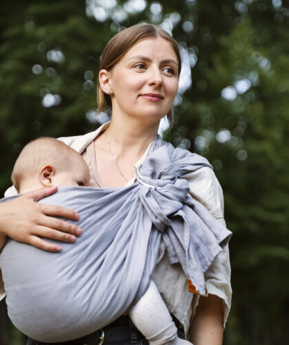 Jak nosić niemowlę? Bezpieczne pozycje i zasady noszenia noworodka