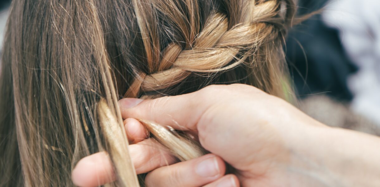 Jak zrobić warkocze? Instrukcja krok po kroku + porady