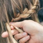 Jak zrobić warkocze? Instrukcja krok po kroku + porady