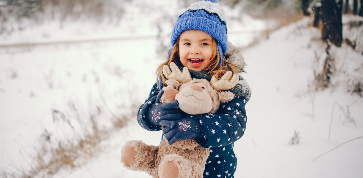 Spacery z dzieckiem zimą – jak ubrać i chronić malucha?