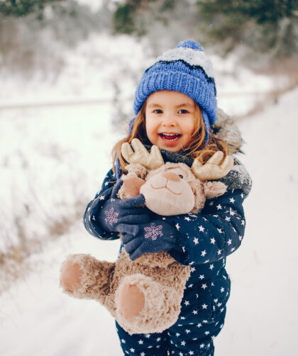 Spacery z dzieckiem zimą – jak ubrać i chronić malucha?