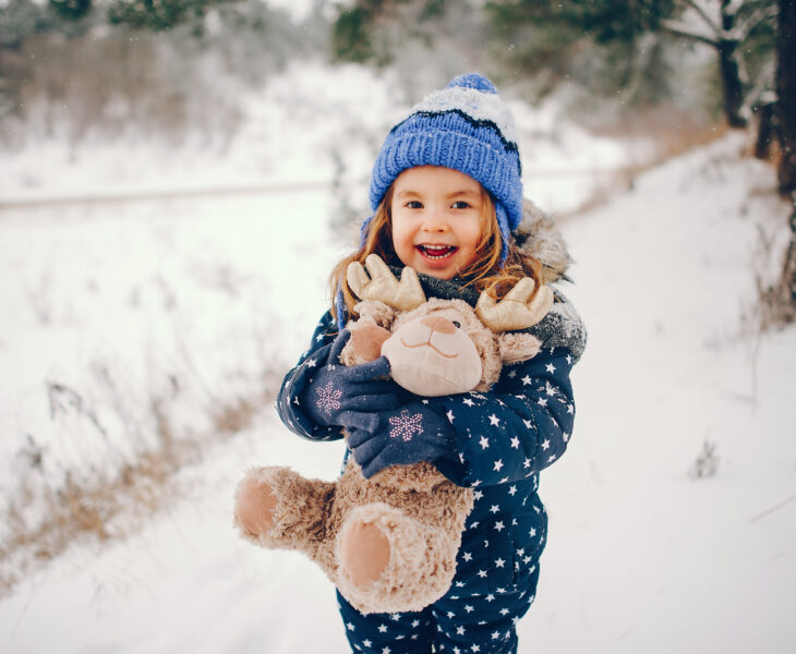 Spacery z dzieckiem zimą – jak ubrać i chronić malucha?