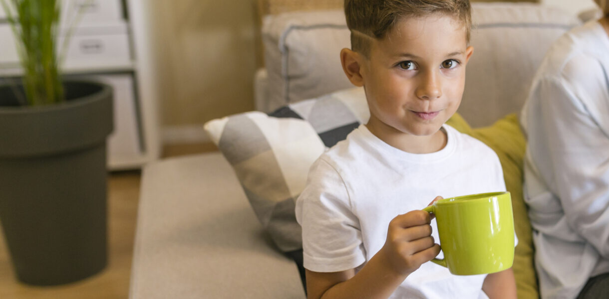Jak nauczyć dziecko pić z kubka? Sprawdzony poradnik dla rodziców