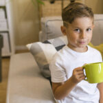Jak nauczyć dziecko pić z kubka? Sprawdzony poradnik dla rodziców