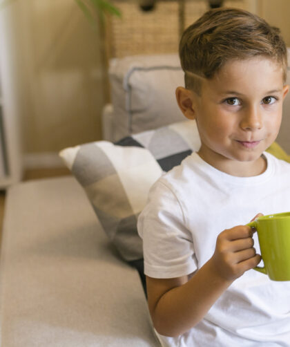 Jak nauczyć dziecko pić z kubka? Sprawdzony poradnik dla rodziców