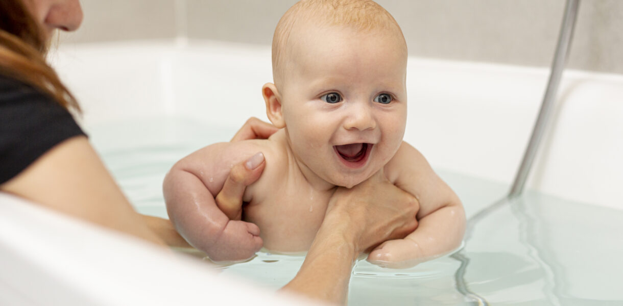 Pierwsza kąpiel noworodka – jak zrobić to bezpiecznie i spokojnie?