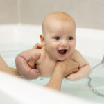 Pierwsza kąpiel noworodka – jak zrobić to bezpiecznie i spokojnie?