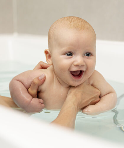 Pierwsza kąpiel noworodka – jak zrobić to bezpiecznie i spokojnie?